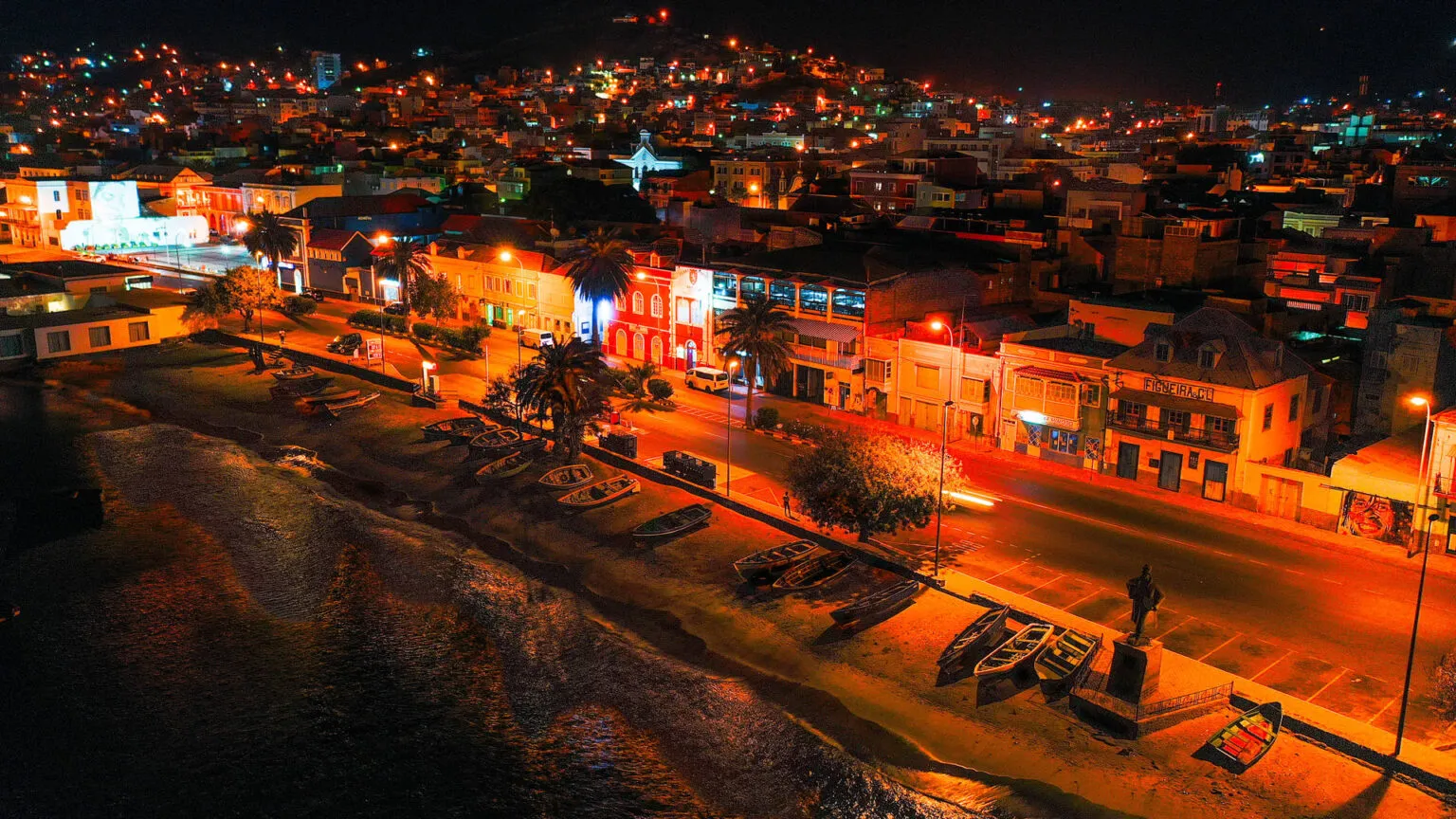 Sfeervol panoramisch uitzicht op de verlichte stad en kustlijn van Mindelo bij nacht in Kaapverdië