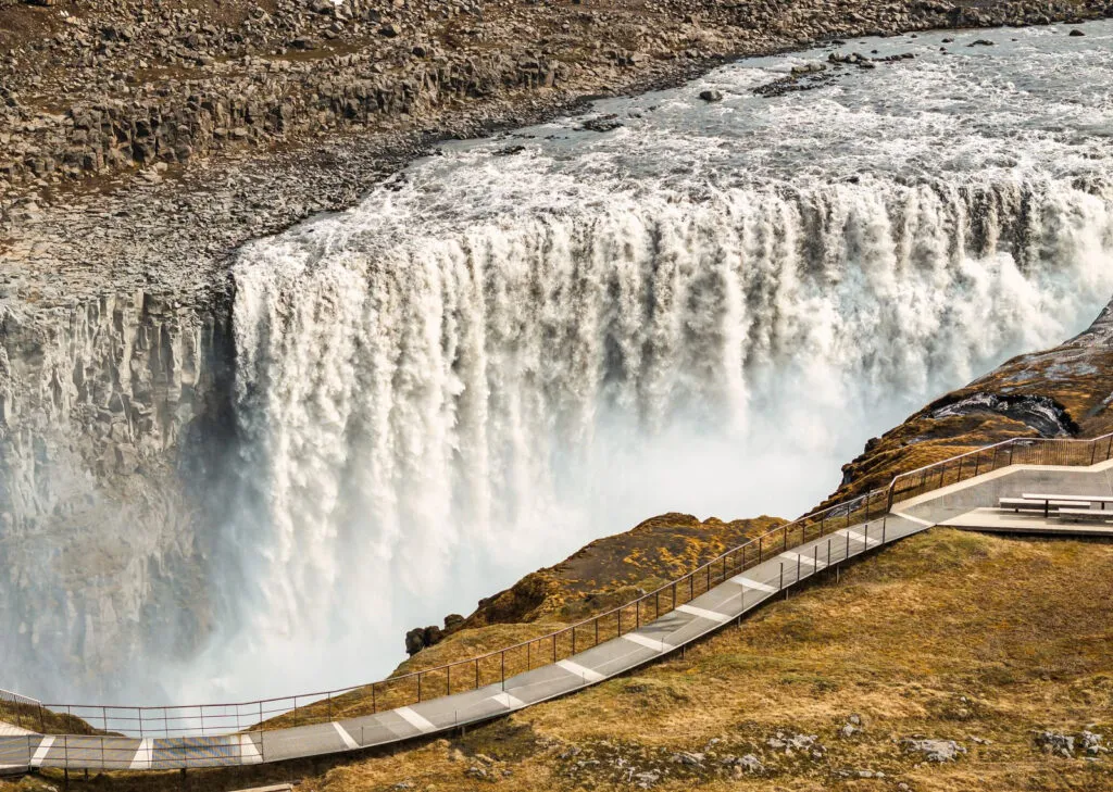 Krachtig water stroomt over de rand van de Goðafoss waterval in het noorden van IJsland nabij Akureyri.