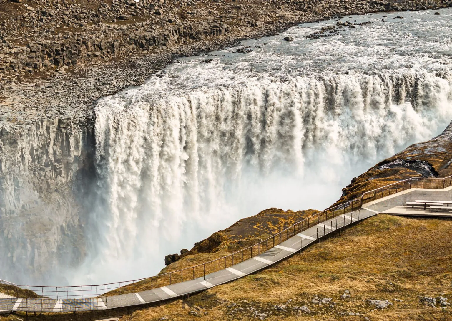 Krachtig water stroomt over de rand van de Goðafoss waterval in het noorden van IJsland nabij Akureyri.
