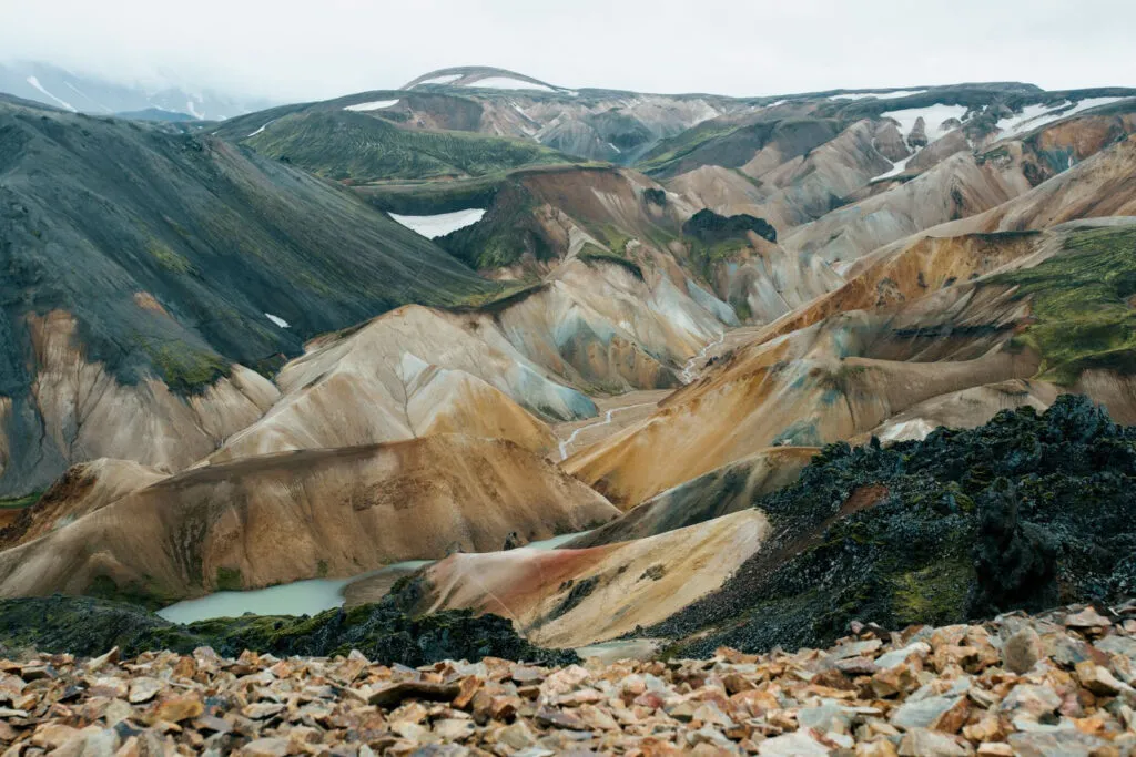 Uitzicht op een berglandschap in het Landmannalaugar-natuurgebied in de IJslandse hooglanden