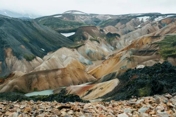 Uitzicht op een berglandschap in het Landmannalaugar-natuurgebied in de IJslandse hooglanden