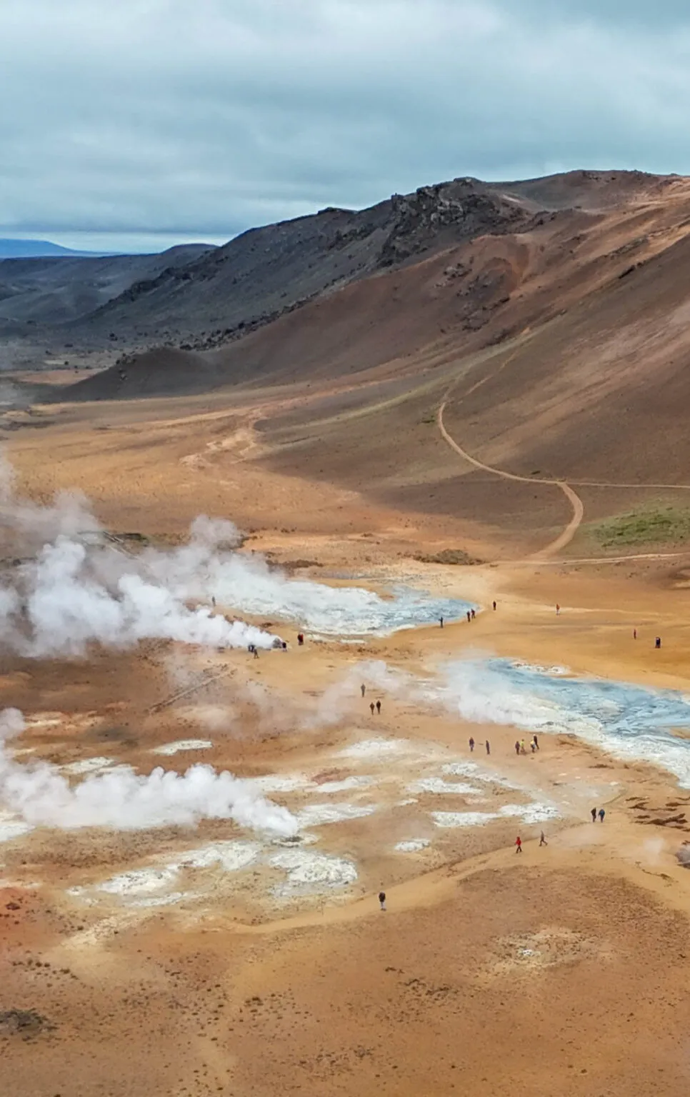 Stoom stijgt op uit het buitenaardse geothermische landschap rond het Mývatn-meer in IJsland.