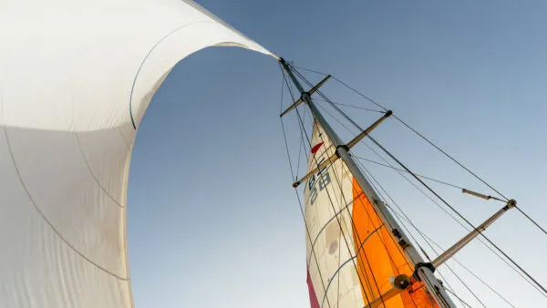 Een zeilboot met de wind in de zeilen op Sal
