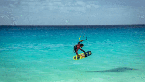 Een kitesurfer die uit de zee springt op Sao Vicente