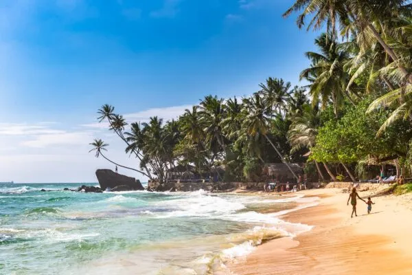Een helder dag op Unawatuna Beach in Sri Lanka