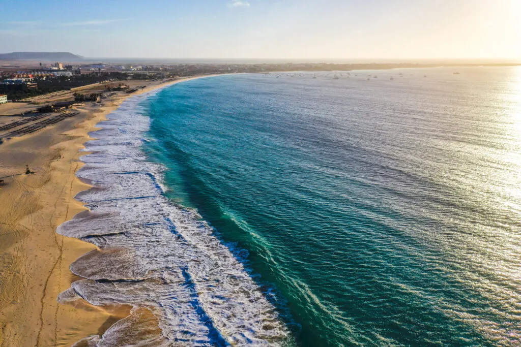 Uitgestrekte kustlijn en baai van Santa Maria met goudgeel zandstrand en turquoise zeewater op het eiland Sal, Kaapverdië