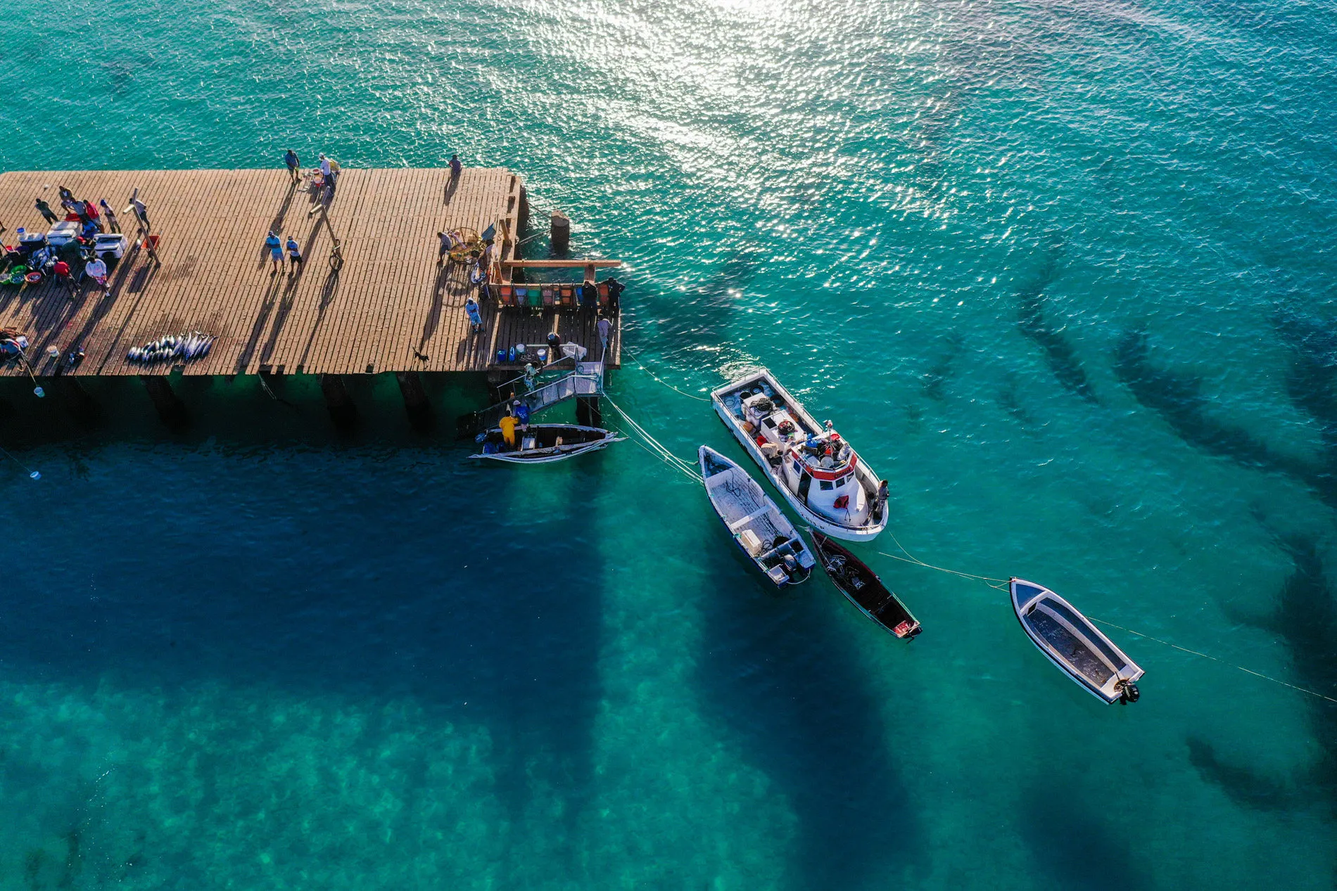 Een vissersbootje bij de pier van vissersdorp Santa Maria op het eiland Sal