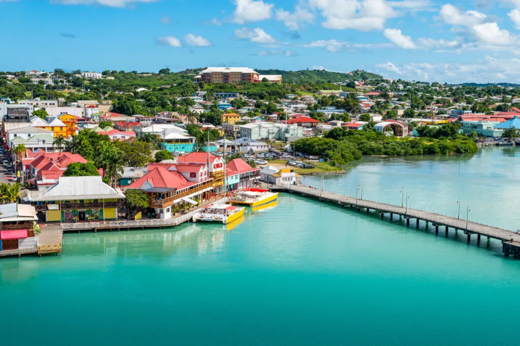 Panoramisch uitzicht op de pier van de stad Saint John's op Antigua.