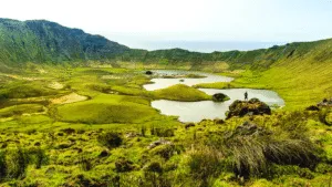 Azoren Corvo Caldeira reiziger wandelen door de groene Natuur