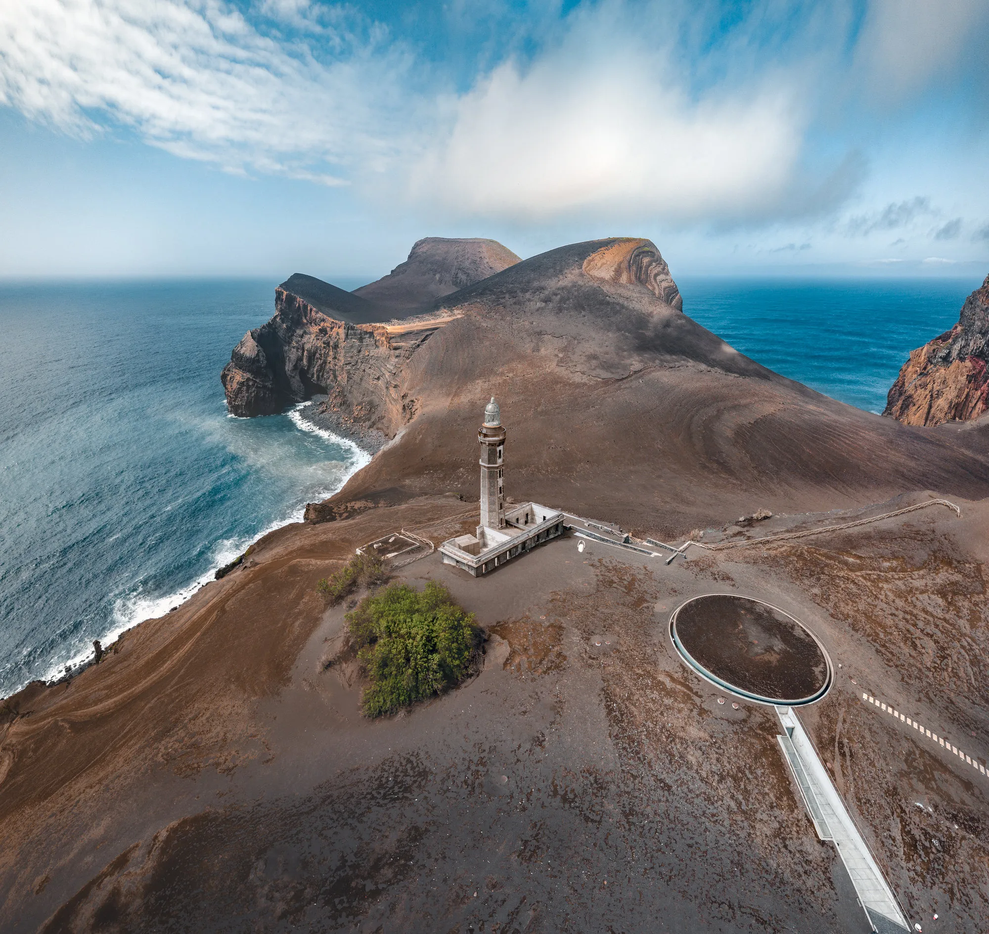 Azoren eiland Faial Capelinhos Vulkaan Vuurtoren Drone kliffen en zee