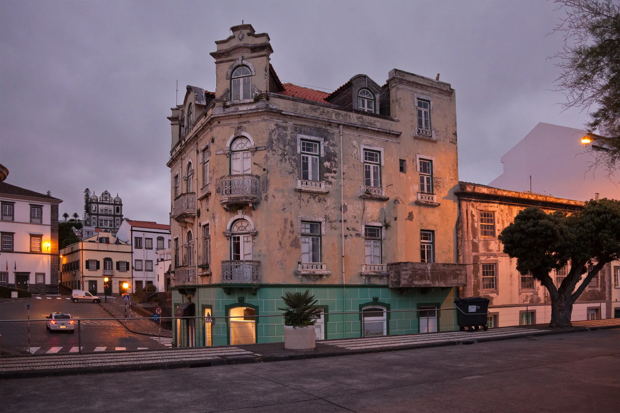 Azoren Faial Straatbeeld Gebouw schemering