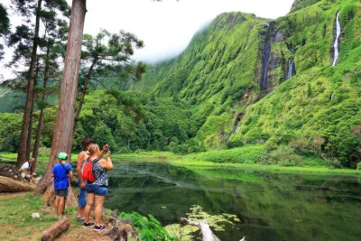 Azoren Reizen met Kinderen Reisinformatie Flores Poca Da Alagoinha Pozo Ribeira Do Ferreiro Meer Mensen Gezin Toeristen Waterval