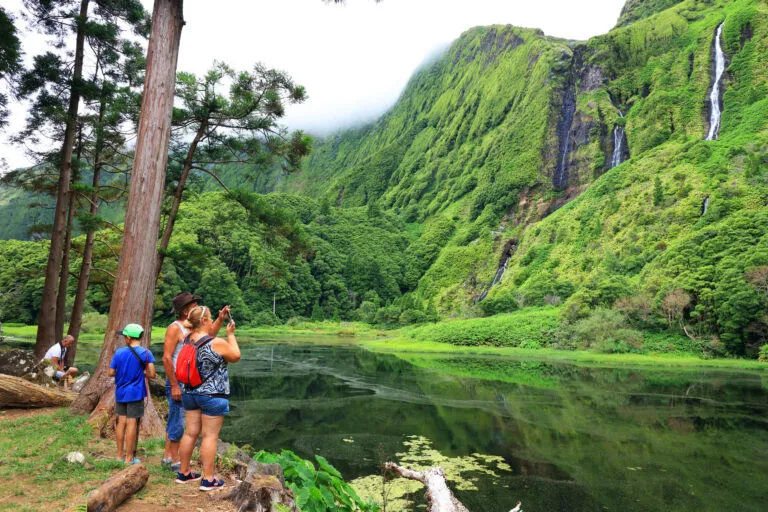 Azoren Reizen met Kinderen Reisinformatie Flores Poca Da Alagoinha Pozo Ribeira Do Ferreiro Meer Mensen Gezin Toeristen Waterval