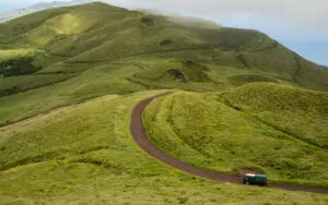 Azoren São Jorge Groene Heuvels Weg Auto natuurlandschap