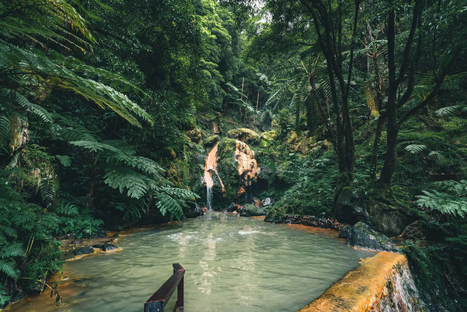 Azoren Sao Miguel Caldeira Velha Waterval Natuurlijk Zwembad Zwemmen Bossen beste reistijd in oktober