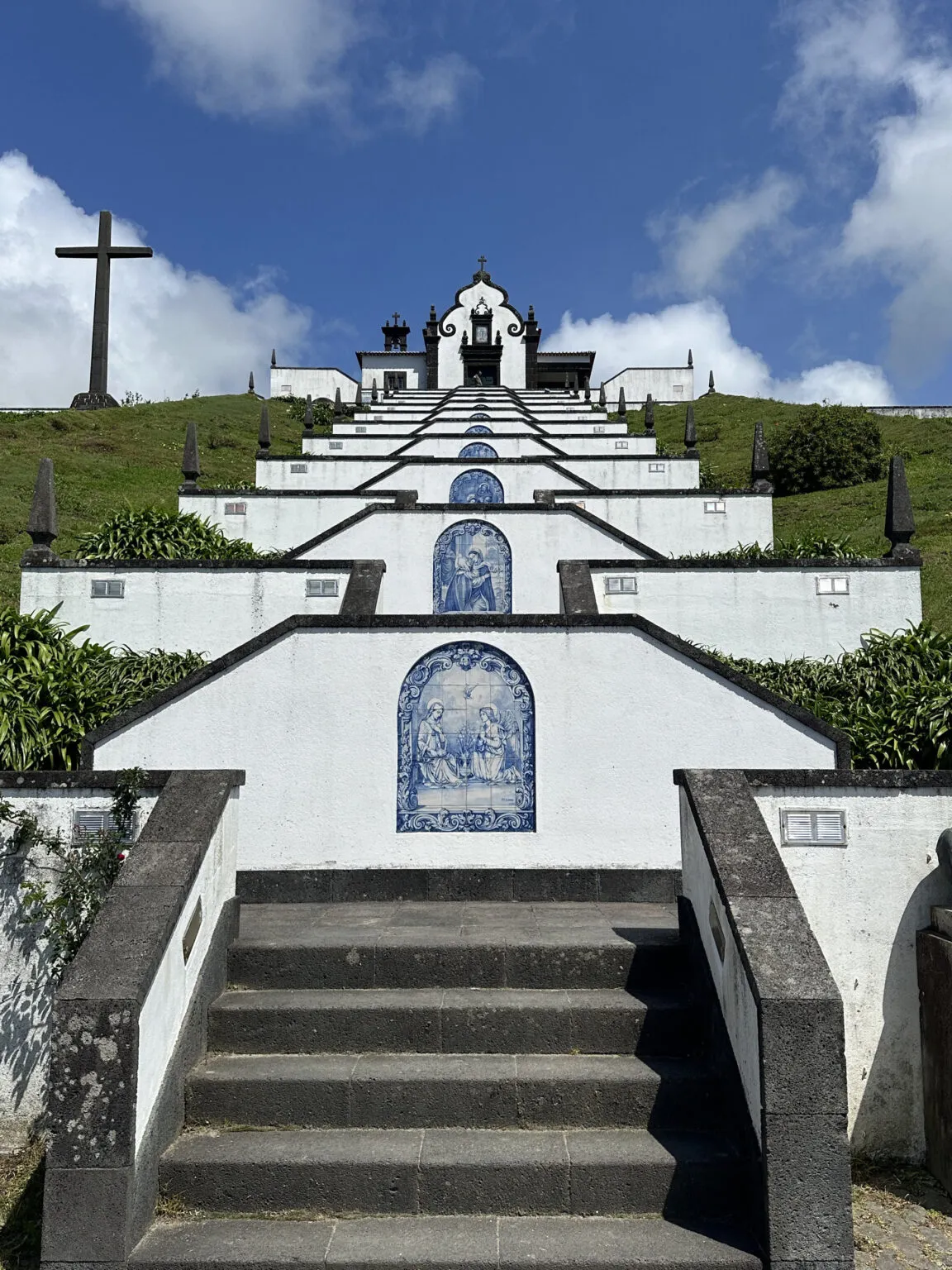 Witte kapel Ermida de Nossa Senhora da Paz met een monumentale trap en traditionele blauwe tegels op het eiland São Miguel in de Azoren