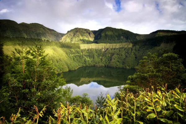 Azoren eiland Sao Miguel Kratermeer Lagoa De Santiago met Uitzicht en Groen beste reistijd maanden van het jaar