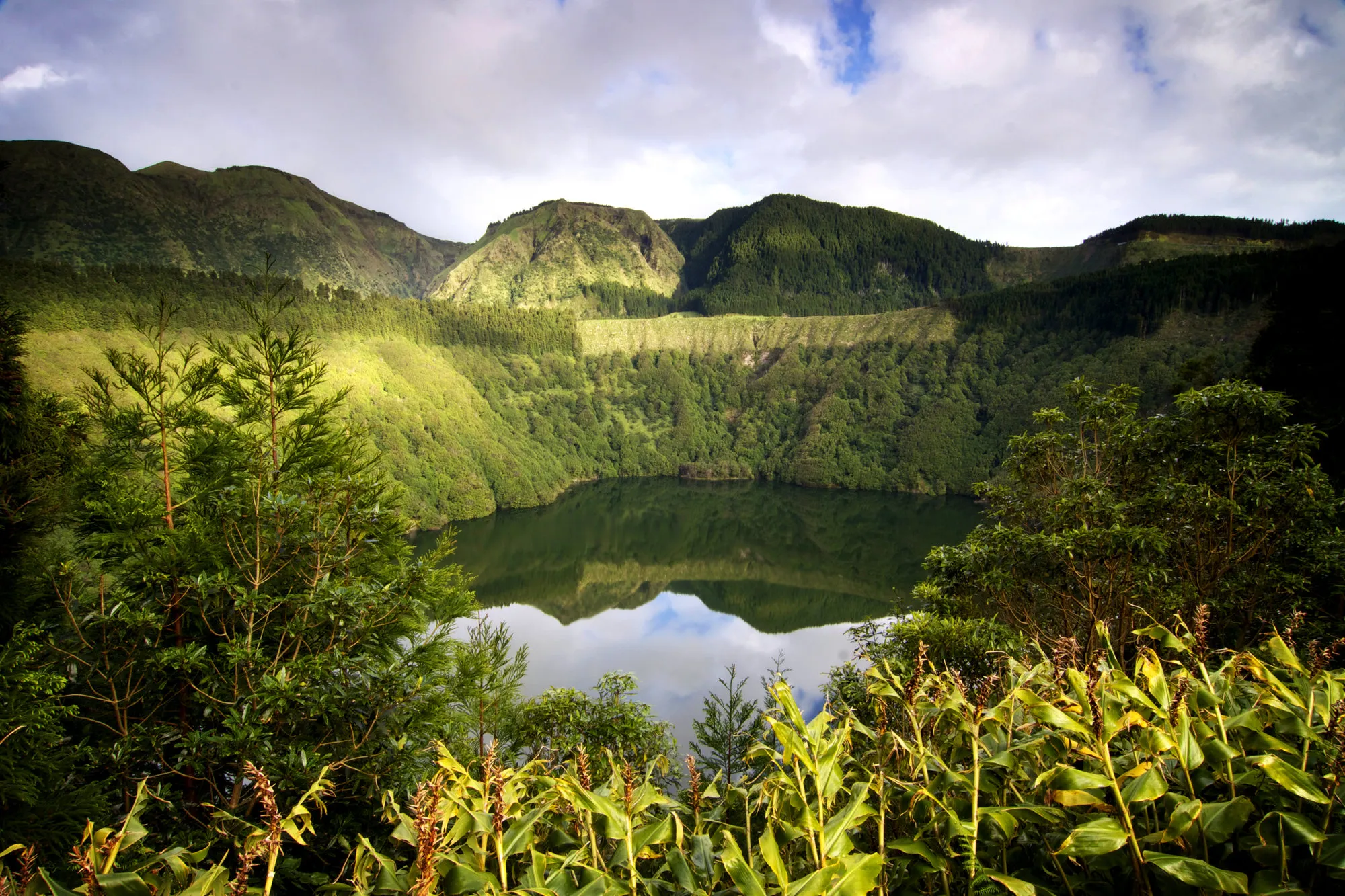 Azoren eiland Sao Miguel Kratermeer Lagoa De Santiago met Uitzicht en Groen beste reistijd maanden van het jaar