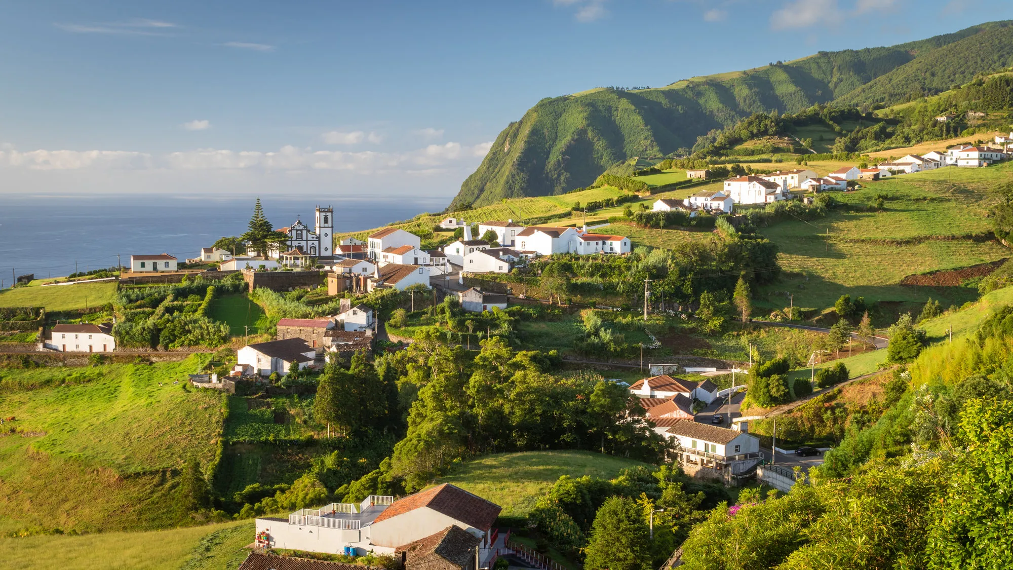 Azoren Sao Miguel Pedreira Dorp Kust Kerk Heuvels Bergen