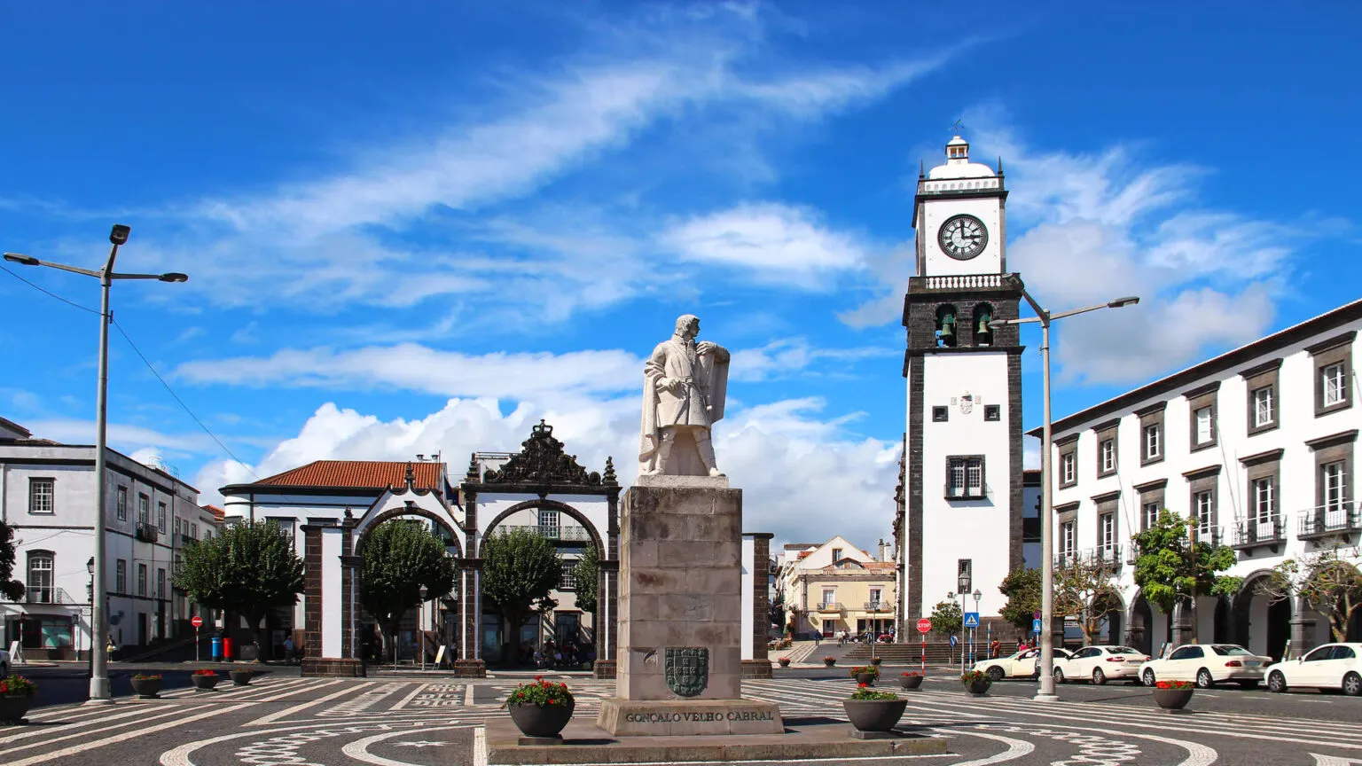 Centraal plein met de historische Portas da Cidade, het standbeeld van Gonçalo Velho Cabral en een markante klokkentoren op traditionele mozaïekbestrating in Ponta Delgada op São Miguel, Azoren