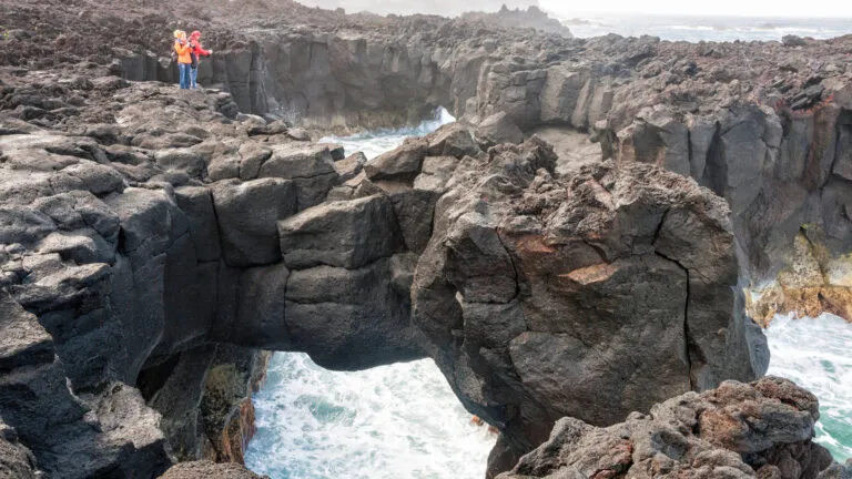 Azoren Sao Miguel Ponta Da Ferraria mensen op Kliffen natuurlijke wisseldouche