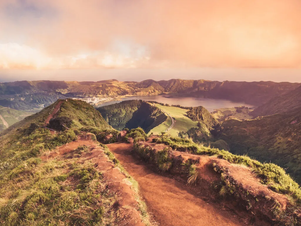 Smal wandelpad over een bergkam naar de kratermeren van Sete Cidades bij Boca do Inferno tijdens zonsopkomst op São Miguel in de Azoren