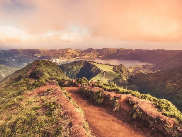 Smal wandelpad over een bergkam naar de kratermeren van Sete Cidades bij Boca do Inferno tijdens zonsopkomst op São Miguel in de Azoren