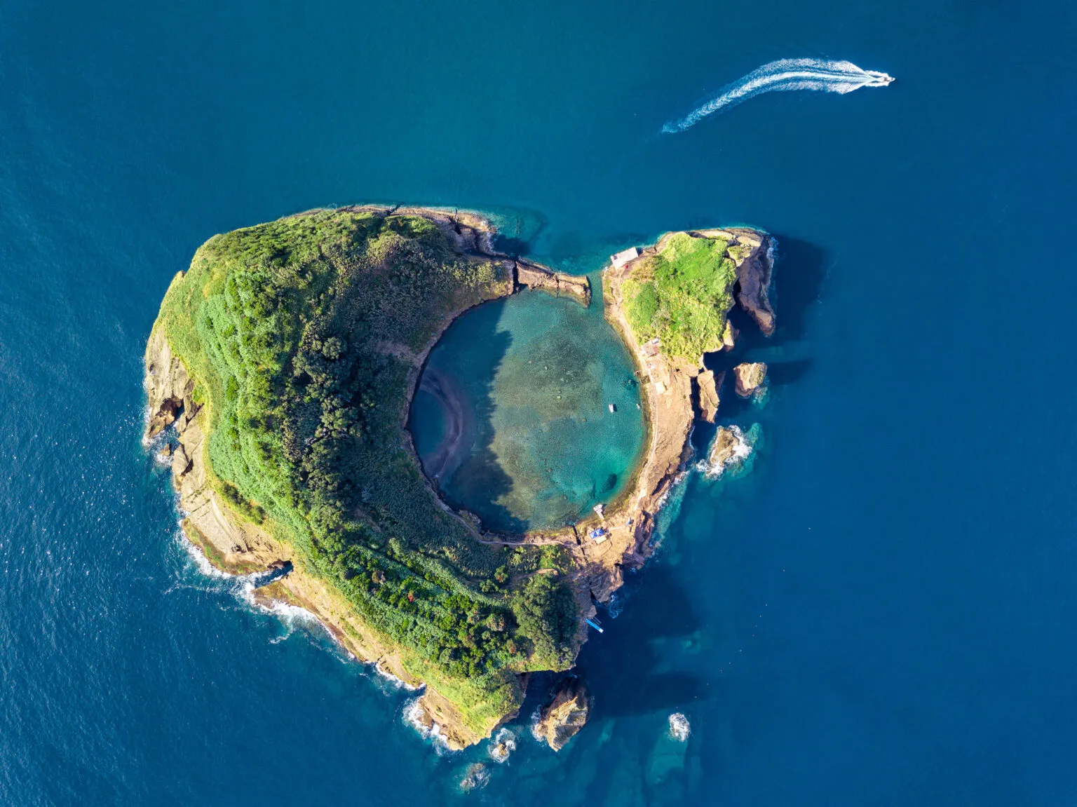 Azoren Sao Miguel Vila Franca Do Campo bootje drone zicht