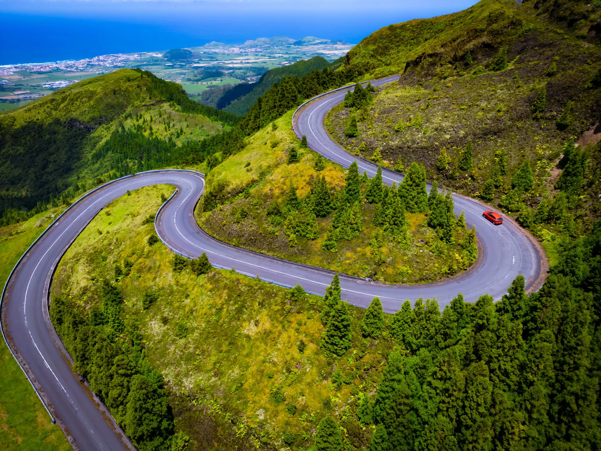 Drone perspectief op de wegen van Azoren in Sao Miguel auto roadtrip