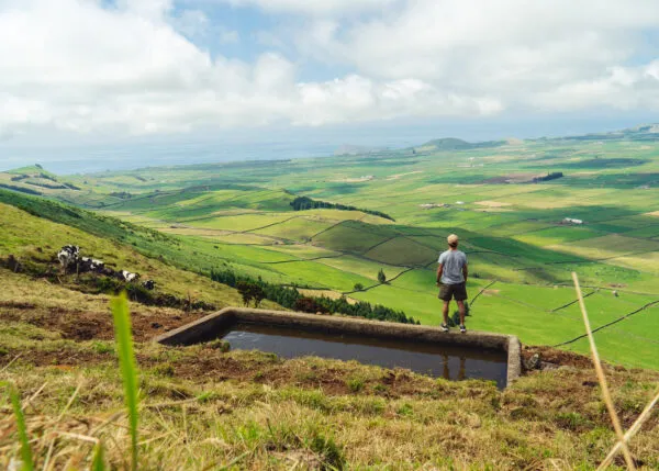 Azoren eilanden Terceira Miradouro Da Serra Do Cume Uitzicht Reiziger Man