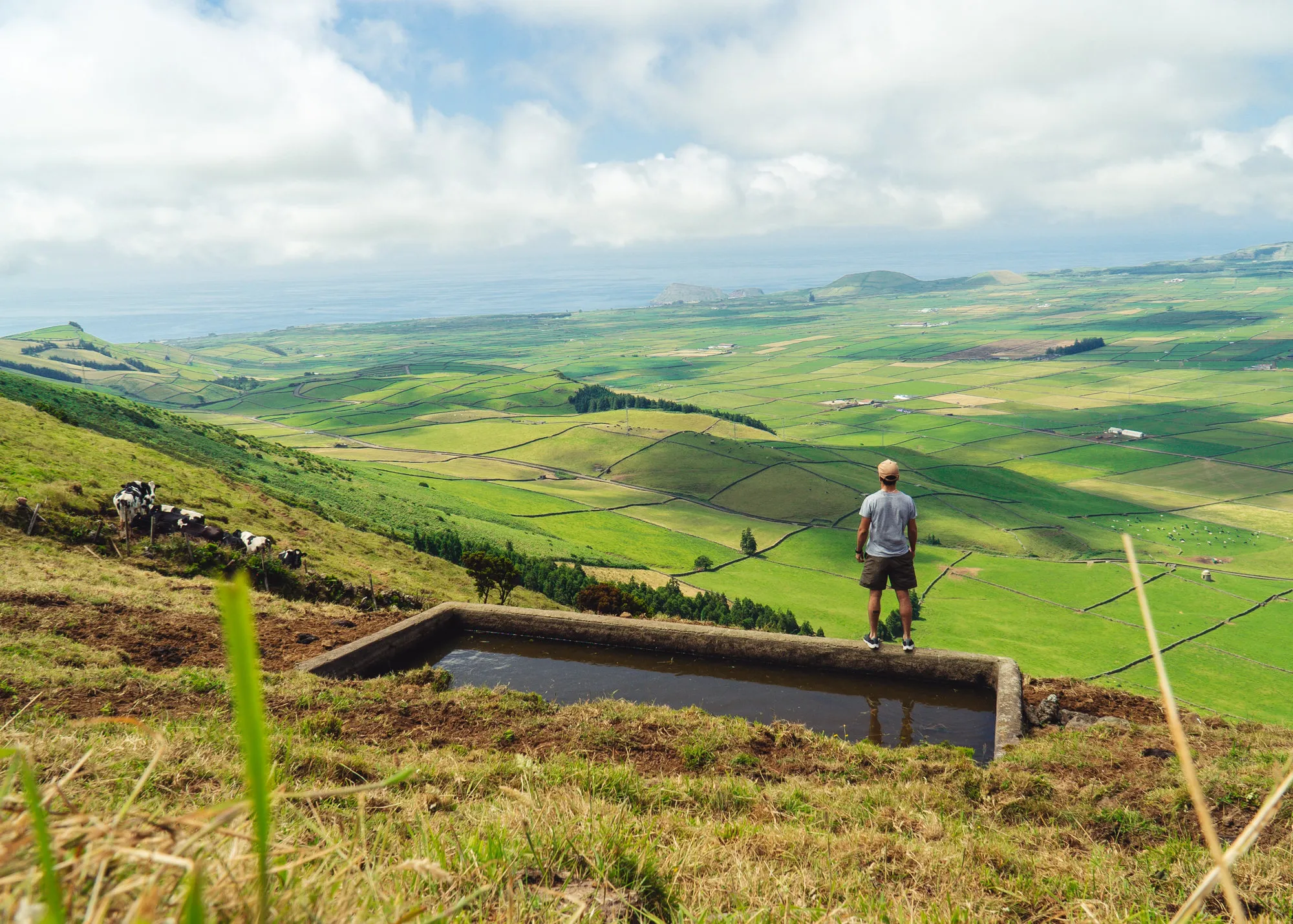Azoren eilanden Terceira Miradouro Da Serra Do Cume Uitzicht Reiziger Man
