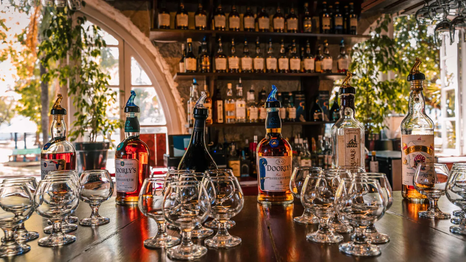Proefglazen en flessen rum staan klaar op de bar tijdens een degustatie bij Foursquare Rum Distillery op Barbados.
