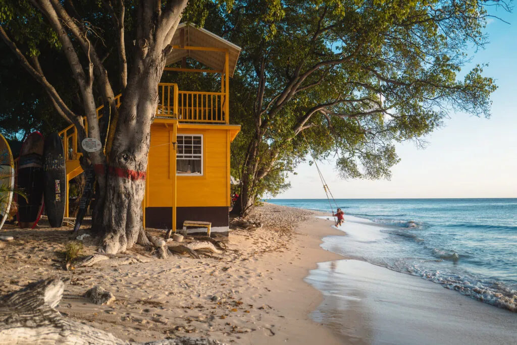 Strandhuisje aan het strand aan de westkust van Barbados.