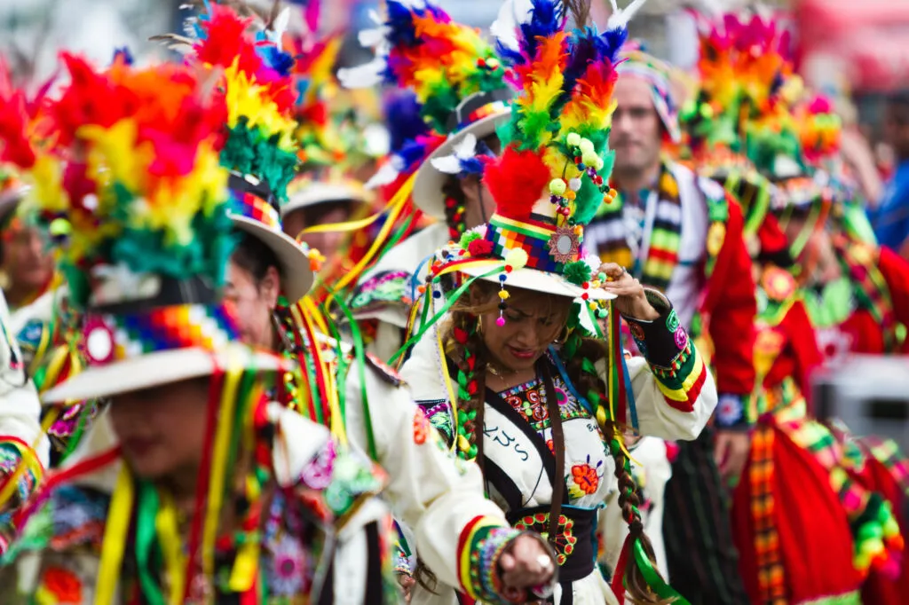 Locals dragen opvallende en kleurrijke traditionele kostuums tijdens het vrolijke carnaval op Barbados.