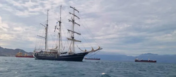 Zeilschip in de haven van Mindelo