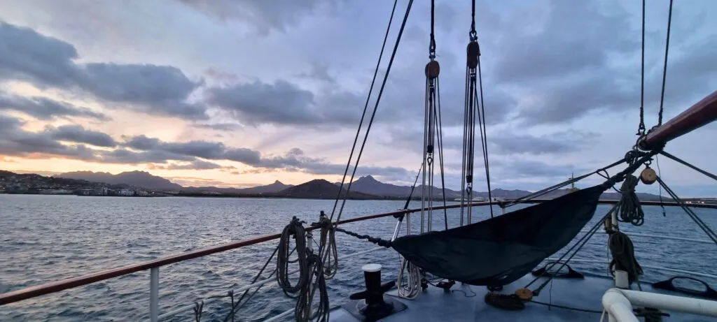 Hangmat op zeilboot voor de kust van Kaapverdië
