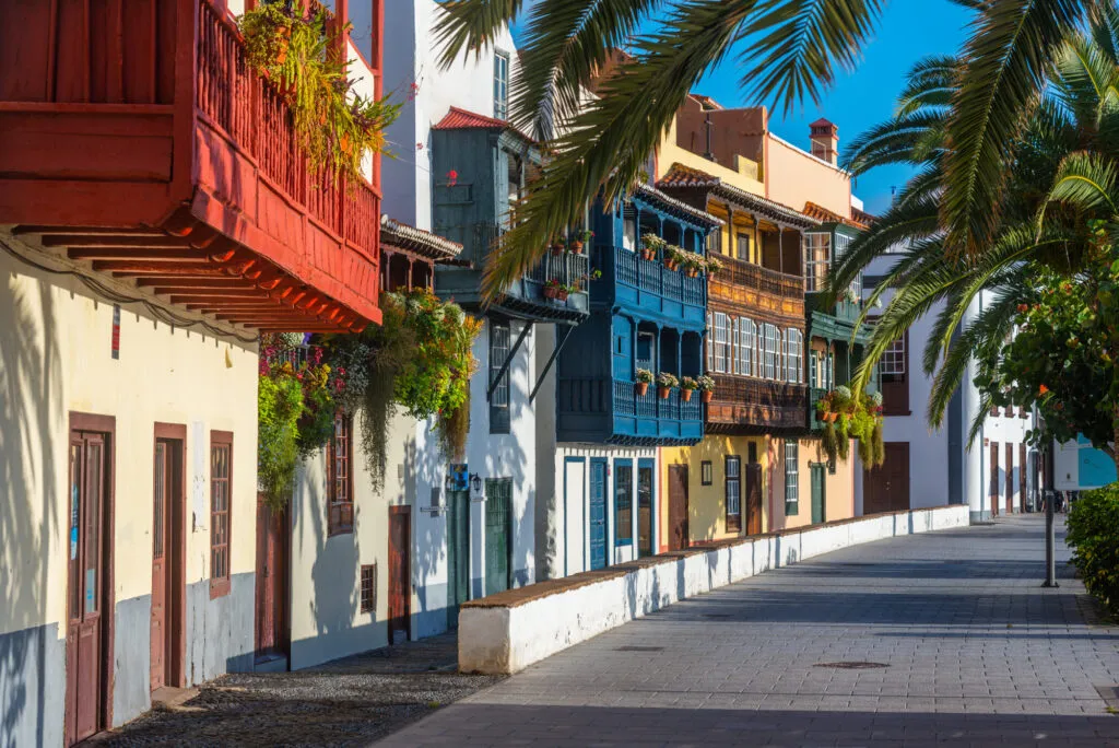 Een zonnige straat in Santa Cruz de La Palma op het eiland La Palma met karakteristieke, vrolijk gekleurde huizen en houten balkons.
