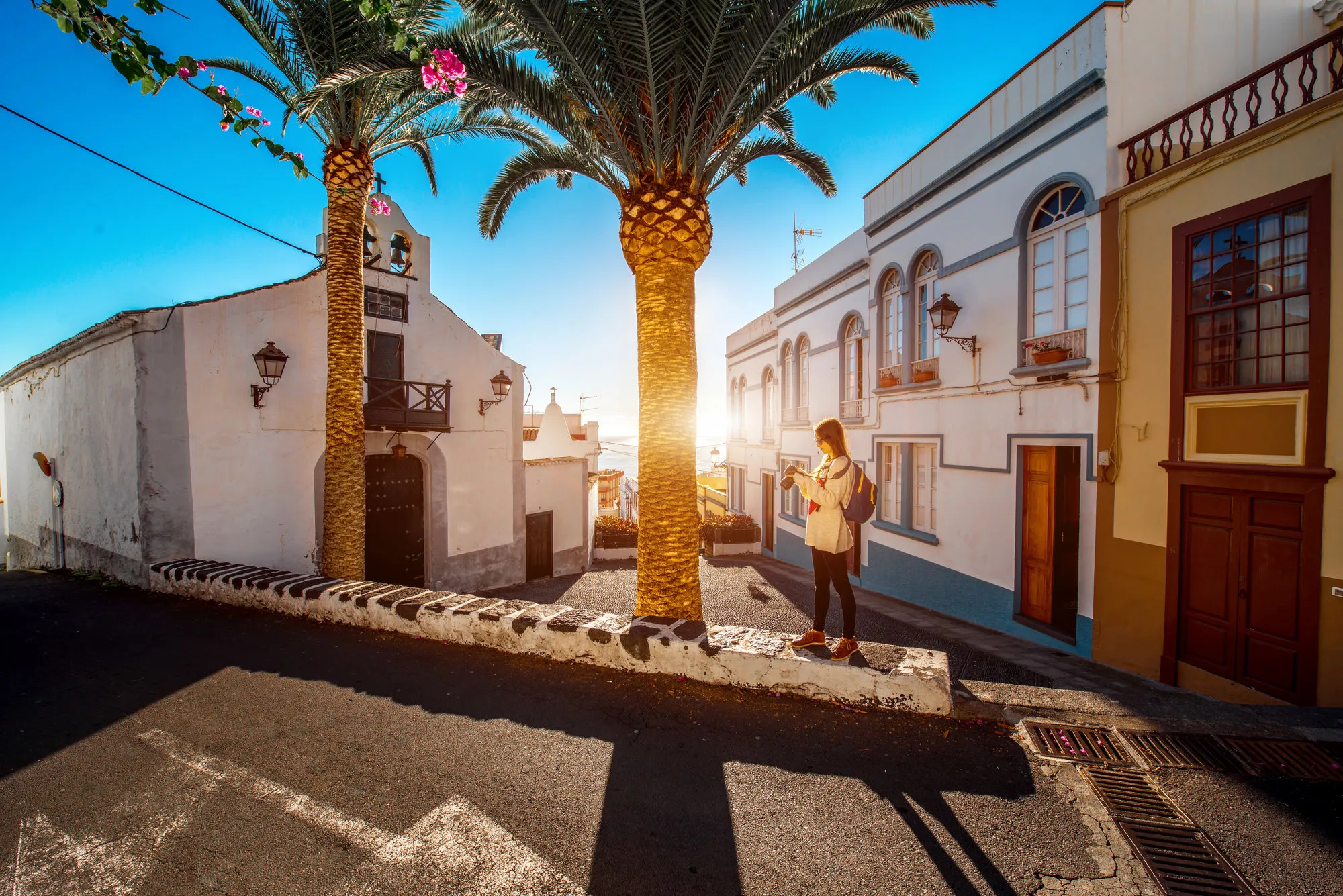 Dame wandelend over de straat in Santa Cruz de La Palma