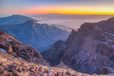 Zonsondergang met mooie kleuren tussen de bergen bij het nationale park Caldera De Taburiente
