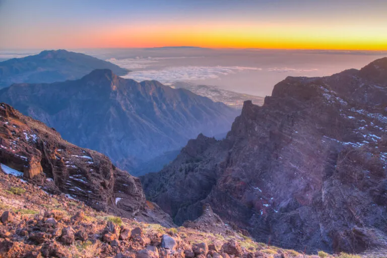 Zonsondergang met mooie kleuren tussen de bergen bij het nationale park Caldera De Taburiente