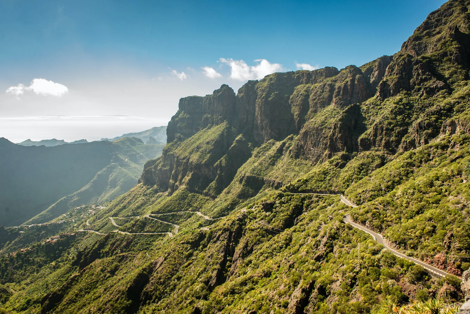 Slingerende wegen op Tenerife in een groene omgeving