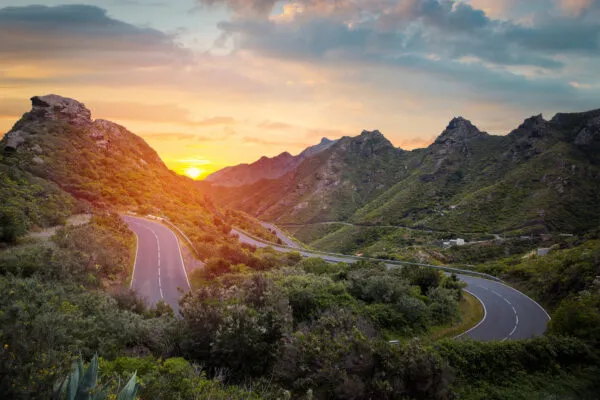 slingerende weg op Tenerife met de auto op stap tussen de bergen