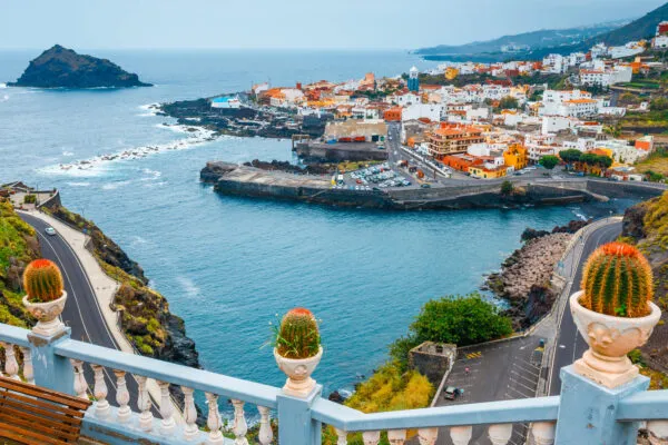 Het veelzijdige eiland van de Canarische Eilanden Tenerife met de Haven van Garachico op de achtergrond