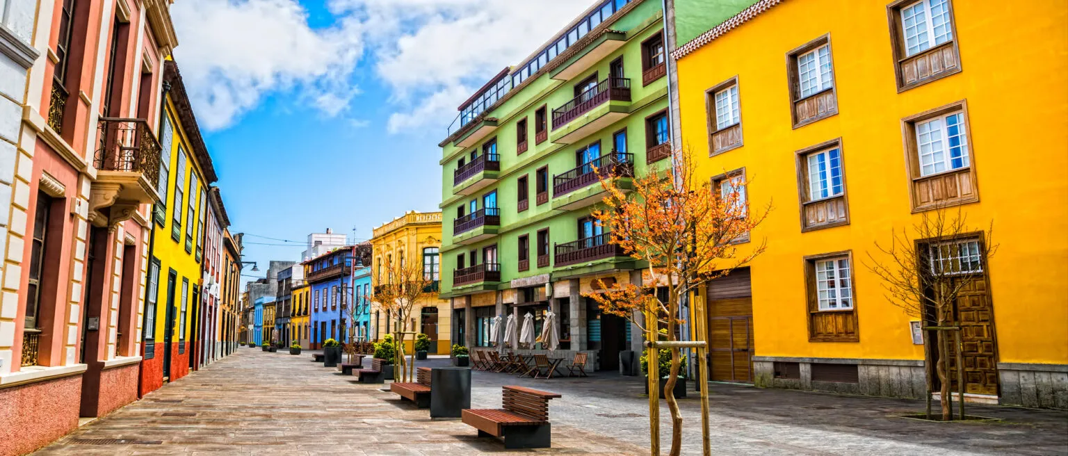 Gekleurde huizen op Tenerife in de stad la laguna