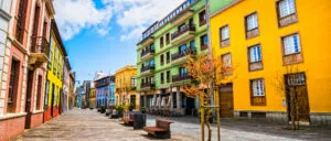 Gekleurde huizen op Tenerife in de stad la laguna