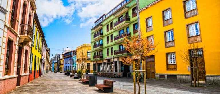 Gekleurde huizen op Tenerife in de stad la laguna