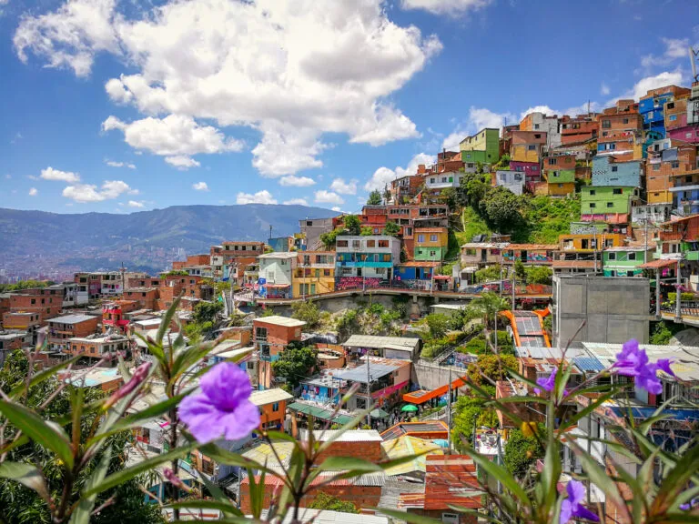 Uitzicht op de wijk Comuna 13 in Medellín, Colombia