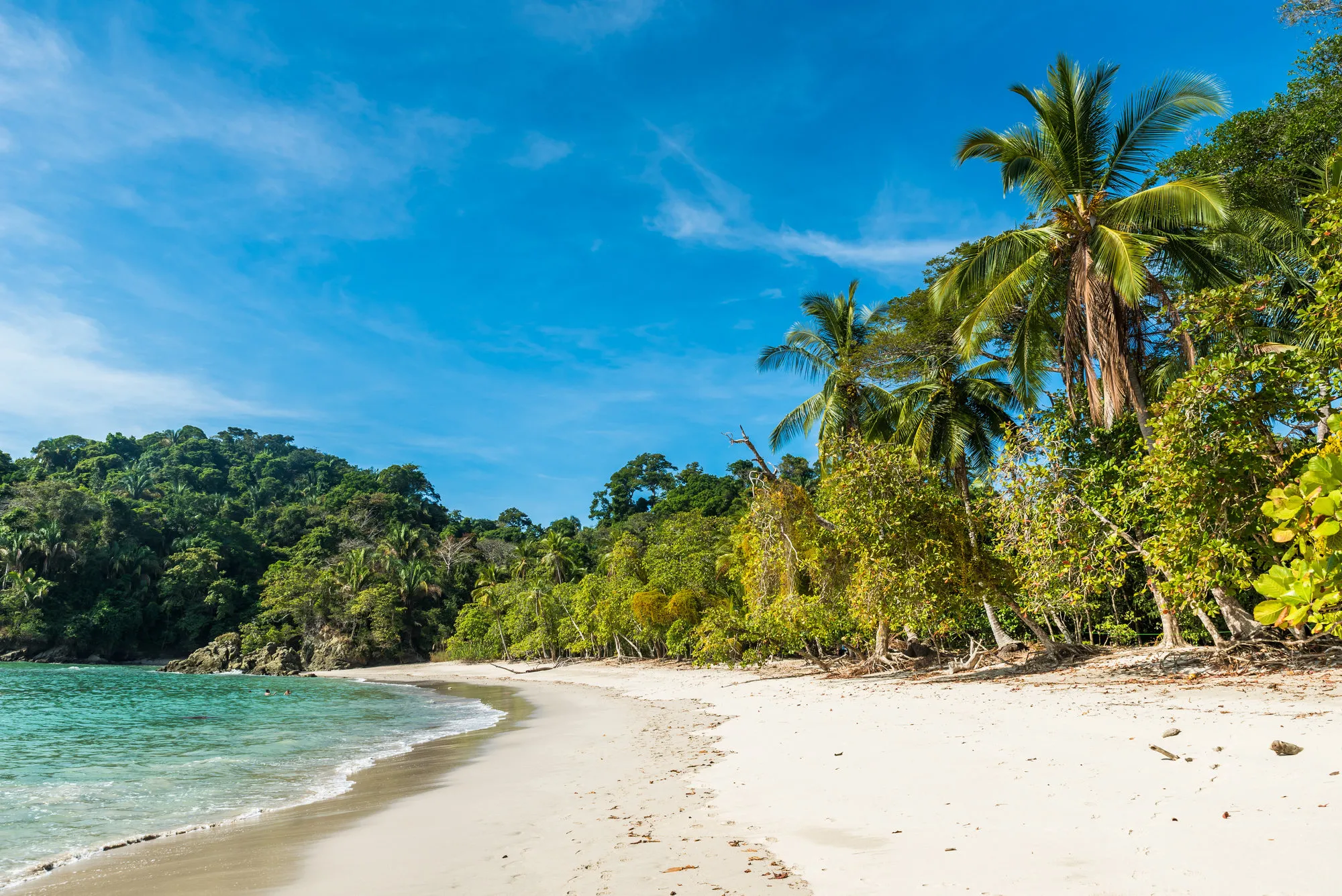 Een tropisch strand aan de Pacifische kust van Costa Rica