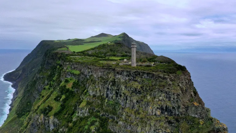 Azoren Sao Jorge Ponta dos Rosais drone beeld groen eiland