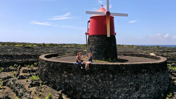Rode molen op eiland Pico Azoren dames natuurlandschap